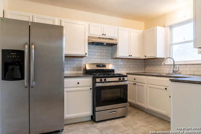 Listing photo id 4 for 1803 Burnet  