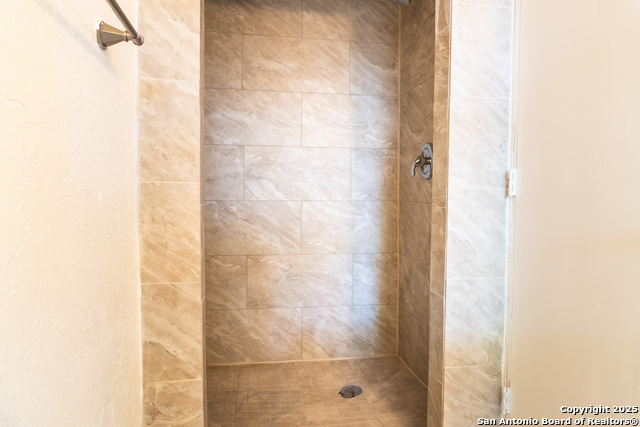 Listing photo id 7 for 1803 Burnet  
