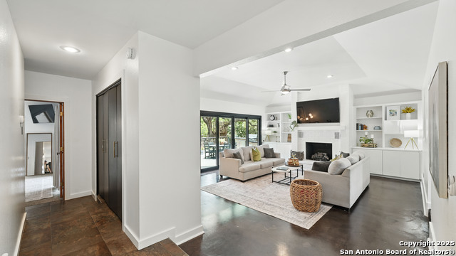 Image 10 of 50 For 526 Oakwood Blvd