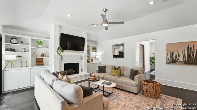 Image 11 of 50 For 526 Oakwood Blvd