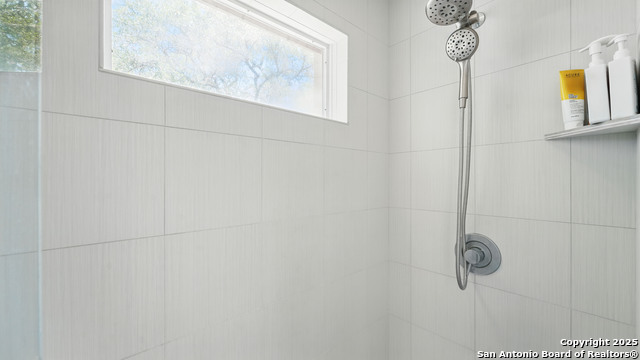 Image 16 of 50 For 526 Oakwood Blvd