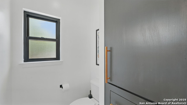 Image 17 of 50 For 526 Oakwood Blvd