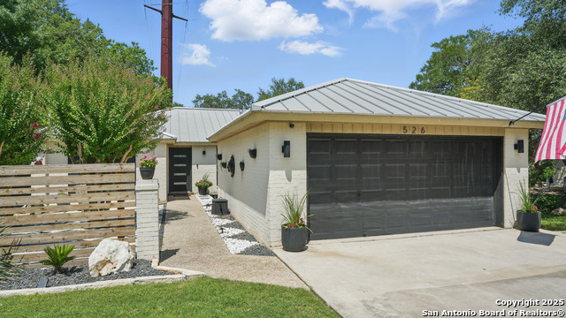 Image 3 of 50 For 526 Oakwood Blvd