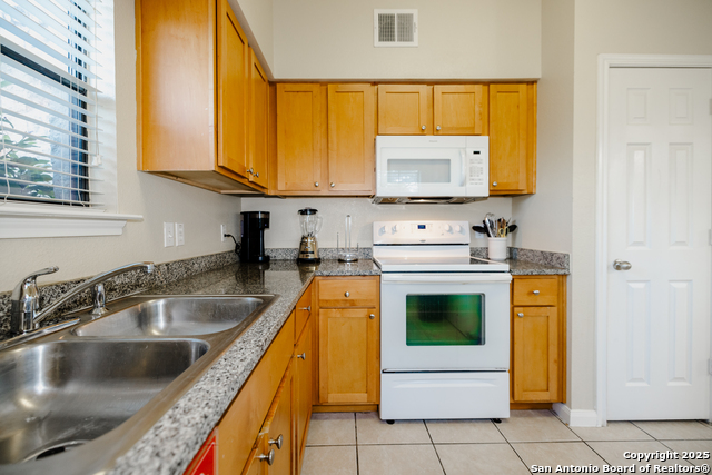 Listing photo id 10 for 6160 Eckhert Apt 1