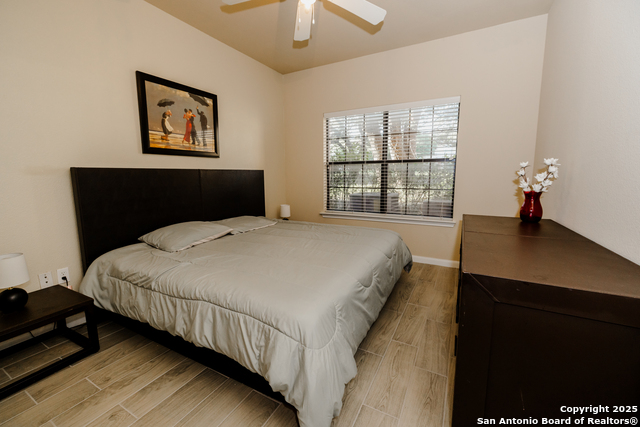Listing photo id 13 for 6160 Eckhert Apt 1