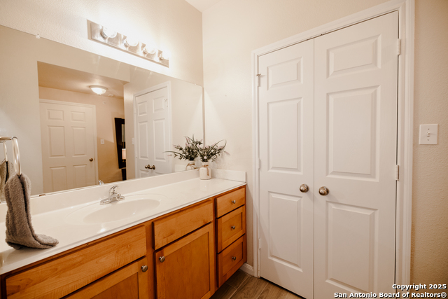 Listing photo id 15 for 6160 Eckhert Apt 1