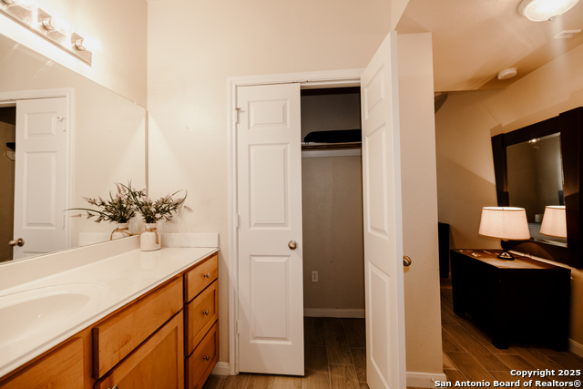 Listing photo id 16 for 6160 Eckhert Apt 1