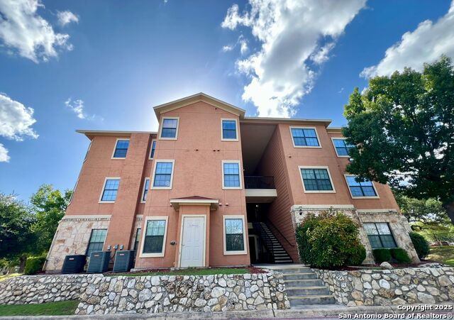 Listing photo id 0 for 6160 Eckhert Apt 1