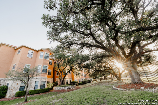 Listing photo id 1 for 6160 Eckhert Apt 1