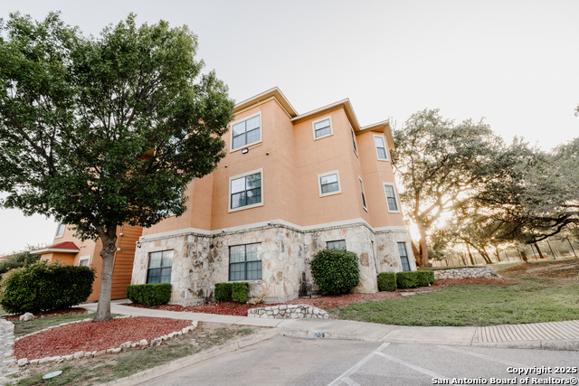Listing photo id 2 for 6160 Eckhert Apt 1