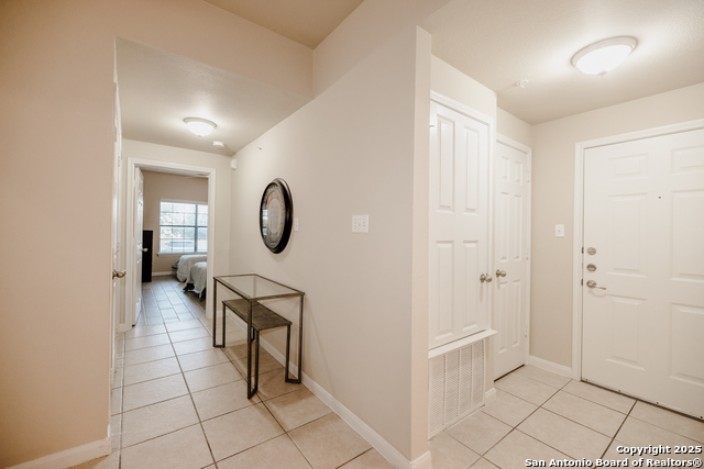 Listing photo id 3 for 6160 Eckhert Apt 1