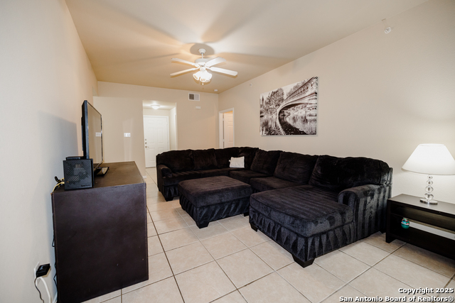 Listing photo id 7 for 6160 Eckhert Apt 1