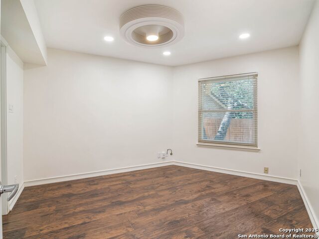 Image 25 of 47 For 12535 Elm Manor