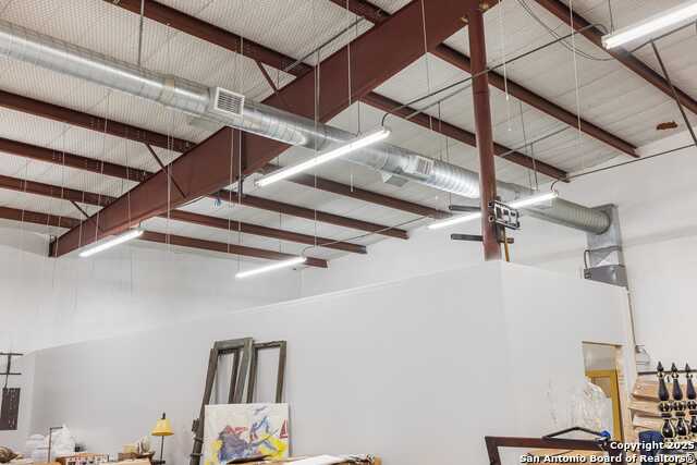 Image 11 of 25 For 2104 Memorial Blvd.