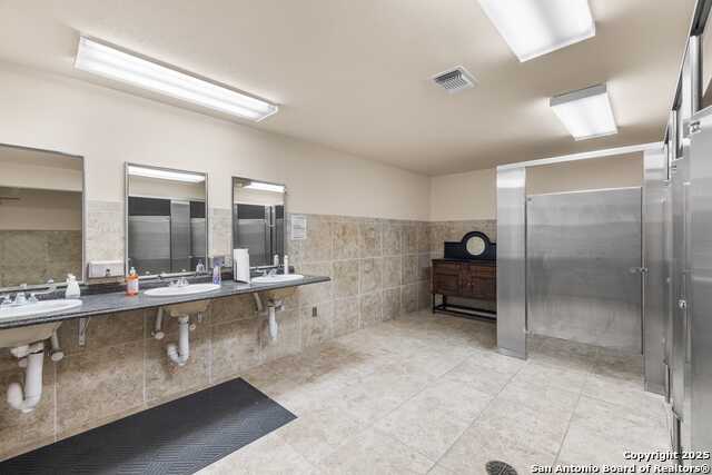 Image 12 of 25 For 2104 Memorial Blvd.