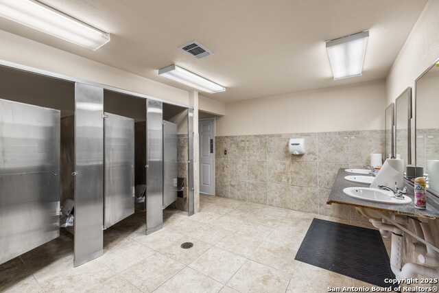 Image 13 of 25 For 2104 Memorial Blvd.