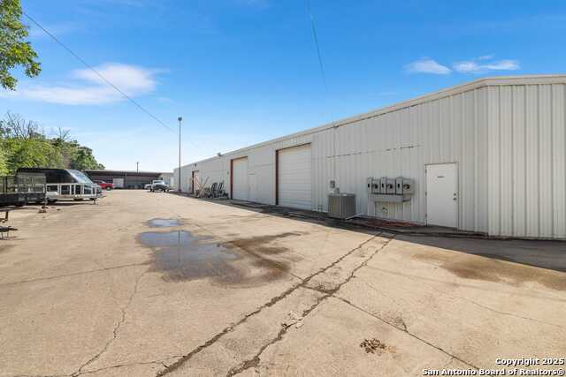 Image 16 of 25 For 2104 Memorial Blvd.