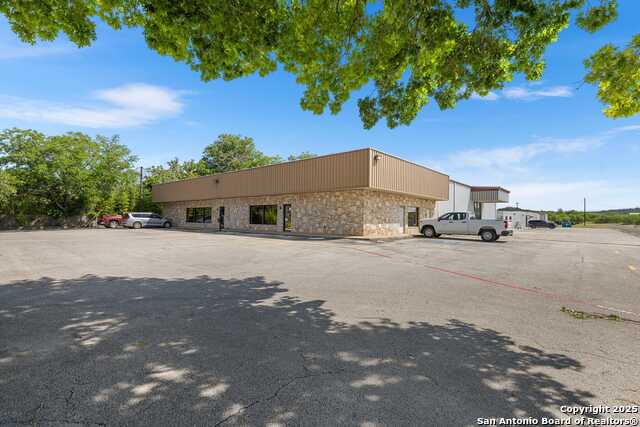 Image 5 of 25 For 2104 Memorial Blvd.