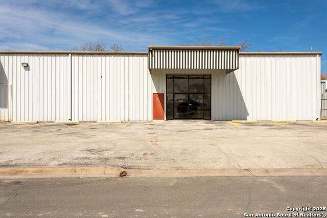 Image 9 of 25 For 2104 Memorial Blvd.