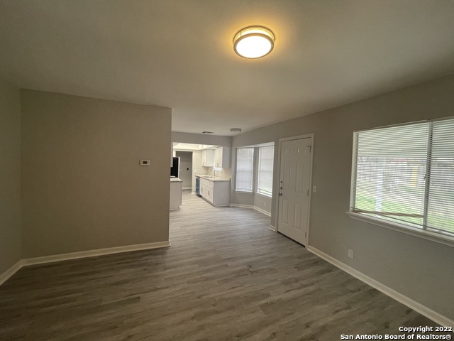 Listing photo id 3 for 2018 Harpers Ferry St