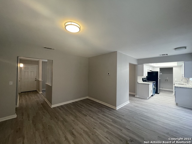 Listing photo id 4 for 2018 Harpers Ferry St