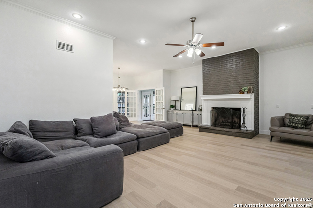 Listing photo id 10 for 302 Bluffcove