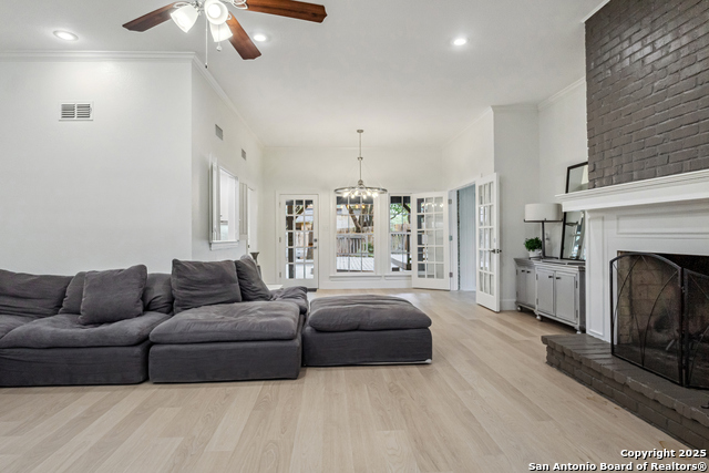 Listing photo id 11 for 302 Bluffcove