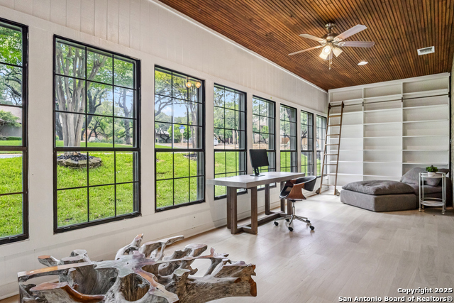 Listing photo id 17 for 302 Bluffcove