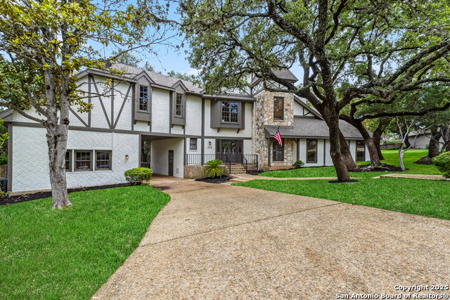 Listing photo id 0 for 302 Bluffcove