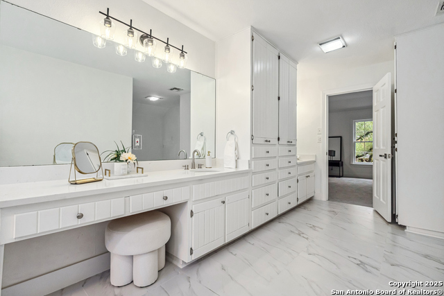 Listing photo id 21 for 302 Bluffcove