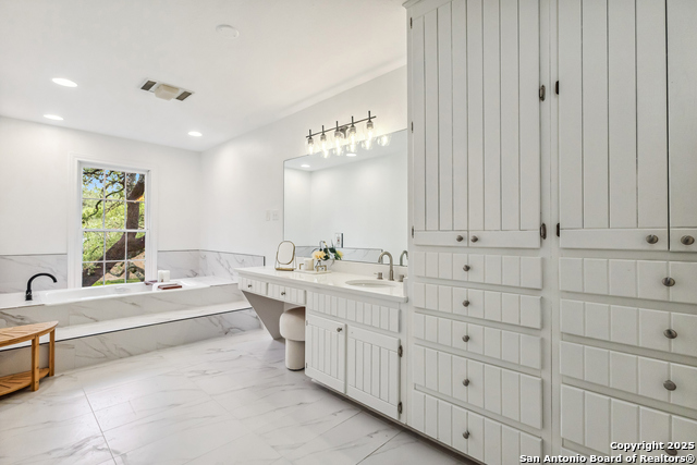 Listing photo id 23 for 302 Bluffcove