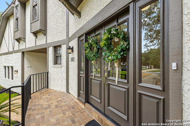 Listing photo id 1 for 302 Bluffcove