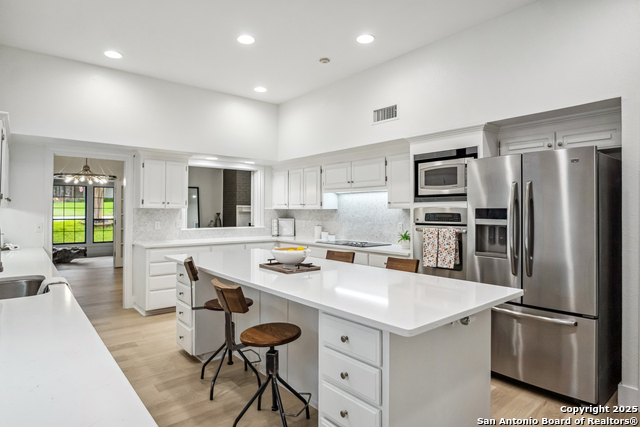 Listing photo id 2 for 302 Bluffcove