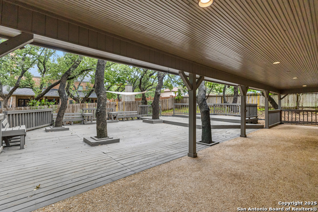 Listing photo id 39 for 302 Bluffcove