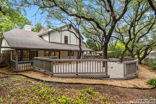 Listing photo id 41 for 302 Bluffcove