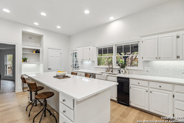 Listing photo id 3 for 302 Bluffcove