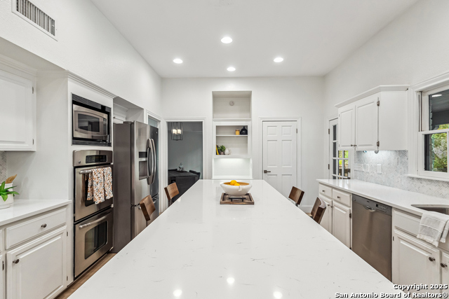 Listing photo id 4 for 302 Bluffcove