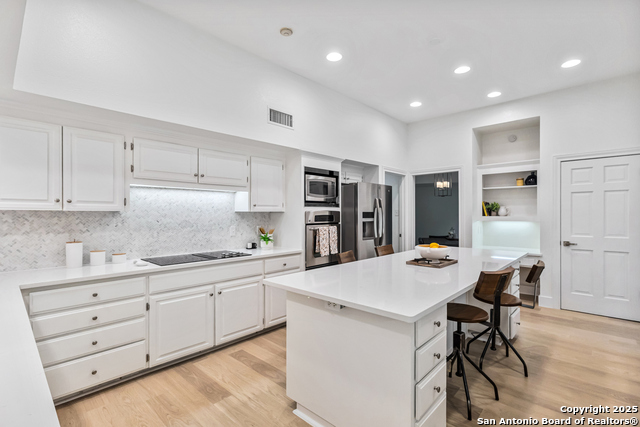 Listing photo id 5 for 302 Bluffcove