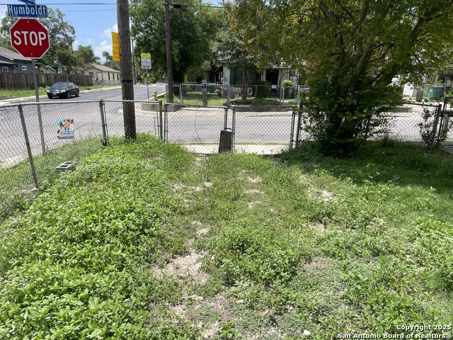 Listing photo id 14 for 603 Humboldt