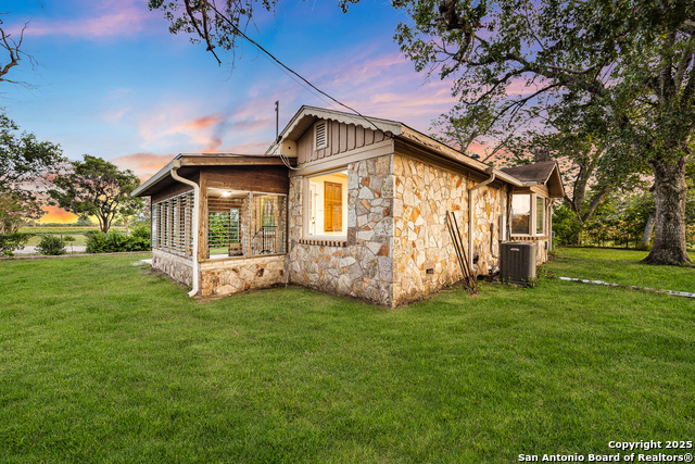 Listing photo id 24 for 2803 Haeckerville