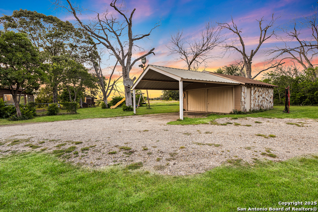 Listing photo id 27 for 2803 Haeckerville