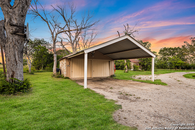 Listing photo id 28 for 2803 Haeckerville