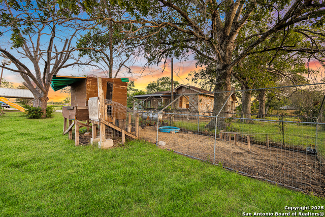 Listing photo id 29 for 2803 Haeckerville