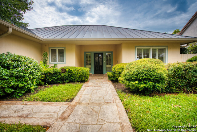 Image 3 of 39 For 1 Kensington Ct