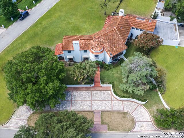 Listing photo id 8 for 204 Zambrano