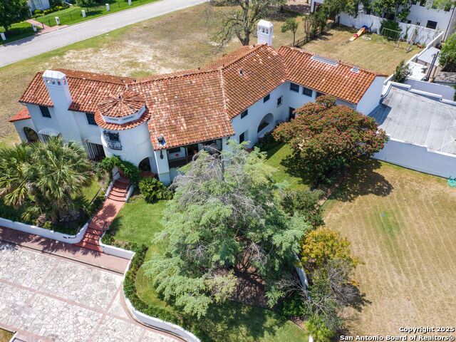 Listing photo id 11 for 204 Zambrano