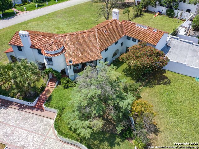 Listing photo id 12 for 204 Zambrano