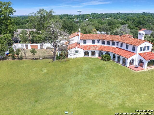 Listing photo id 13 for 204 Zambrano