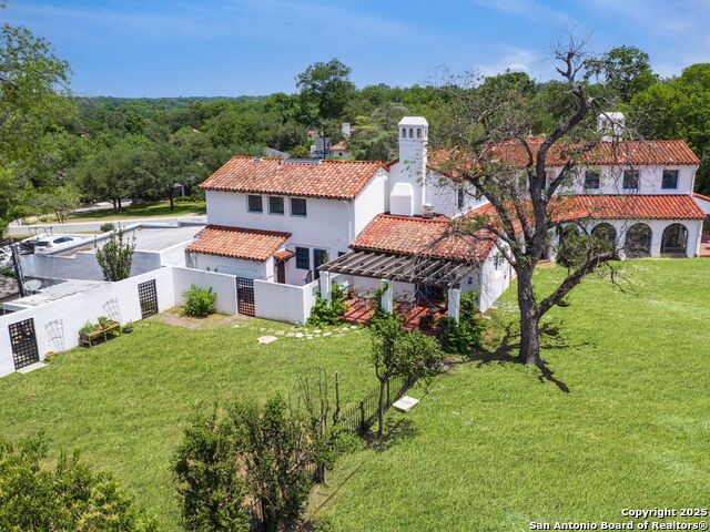 Listing photo id 14 for 204 Zambrano
