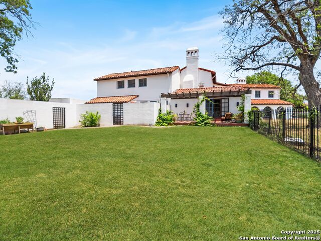 Listing photo id 15 for 204 Zambrano
